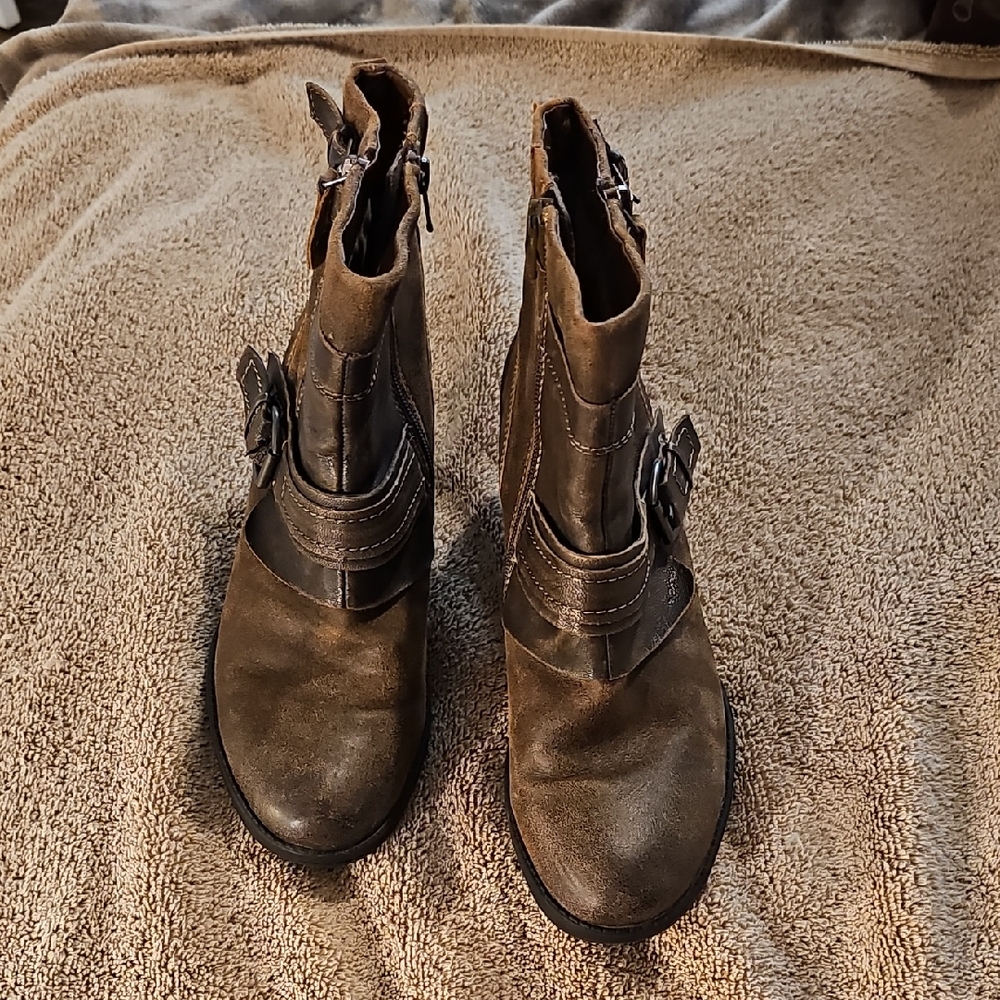 Stylish Brown EARTH Ankle Boots with Buckle Detail
